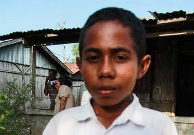 Yohanes Gama Marchal Lau, siswa SMP yang memanjat tiang bendera untuk memastikan Merah Putih berkibar. - Image