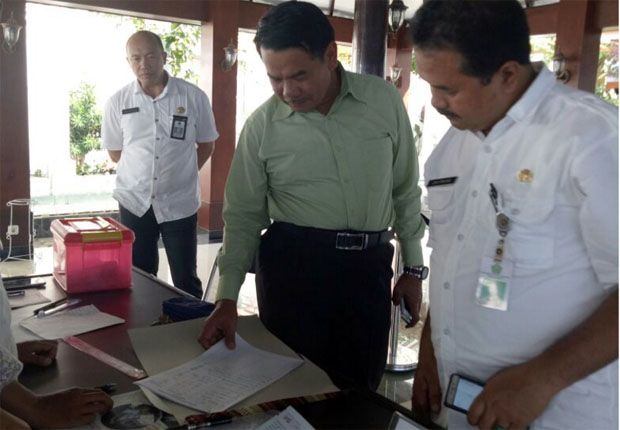 BANTUAN: Sekertaris Daerah (Sekda) Kota Malang, Wasto (baju hijau) tengah mengecek bantuan yang akan dikirimkan untuk korban gempa di Lombok, Kamis (9/8). - Image
