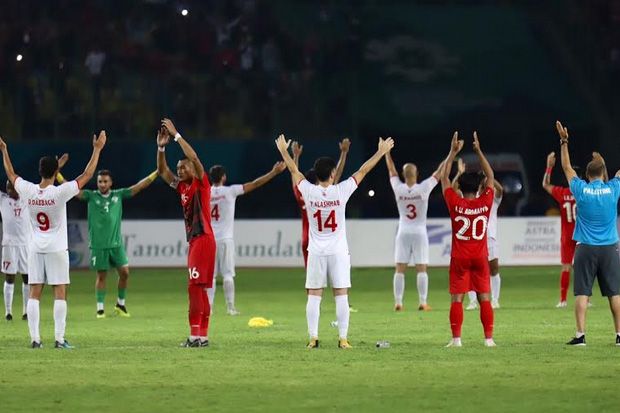 Aksi viking clap yang diperagakan para pemain Indonesia U-23 dan Palestina U-23 - Image