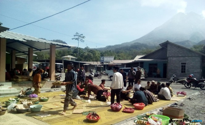 Usai nyadran, warga lereng Merapi makan bersama di Masjid meski juga ditemani rintik hujan abu vulkanik - Image