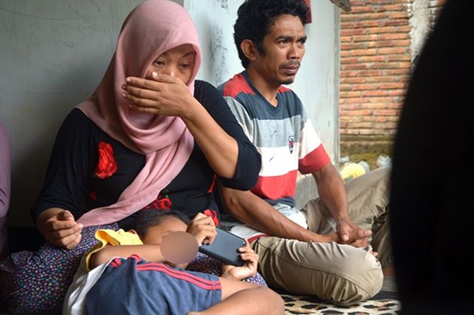Baiq Nuril Maknun didampingi suami saat ditemui di kediamannya di Karang Bongkot, Kecamatan Labuapi, Lombok Barat, kemarin (15/11). - Image