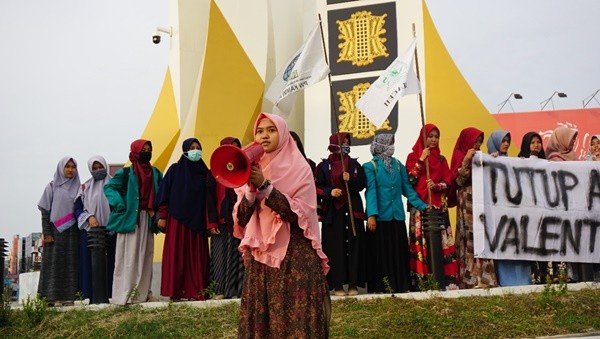 Aktivis gabungan peduli syariat Islam menggelar aksi menolak peringatan Valentine Day - Image