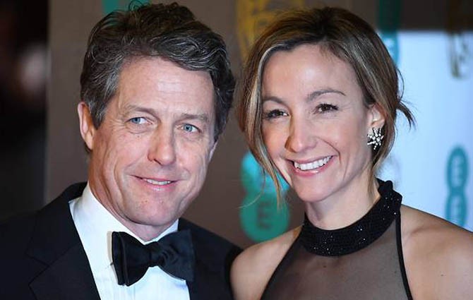 Hugh Grant dan sang kekasih Anna Eberstein saat menghadiri British Academy Film Awards di the Royal Albert Hall, London, pada 12 Februari 2017. - Image