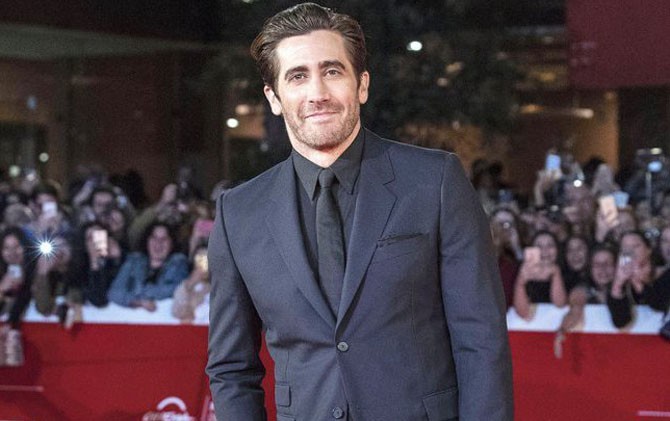 Jake Gyllenhaal membantah dirinya akan menggantikan peran Ben Affleck sebagai Batman. - Image