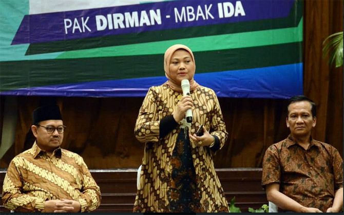 Paslon Pilgub Jateng 2018 nomor 2 Sudirman-Ida pada acara silaturahim dan dialog antara Sudirman-Ida dengan perwakilan relawan se-Jateng, di Patrajasa Senin (9/7). - Image