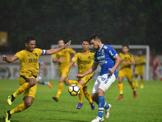 Joni Bauman terancam kembali absen membela Persib Bandung. - Image