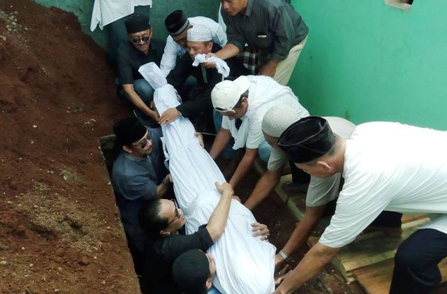 Dian Pramana Poetra dimakamkan satu liang lahat dengan ayahnya di tanah wakaf keluarga di Ciracas. - Image