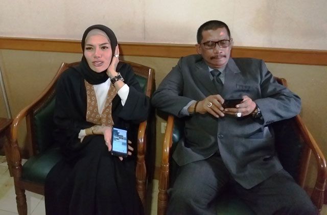 Nikita Mirzani didampingi kuasa hukumnya saat menghadiri sidang isbat di Pengadilan Agama Jakarta Selatan, Rabu (1/8). - Image
