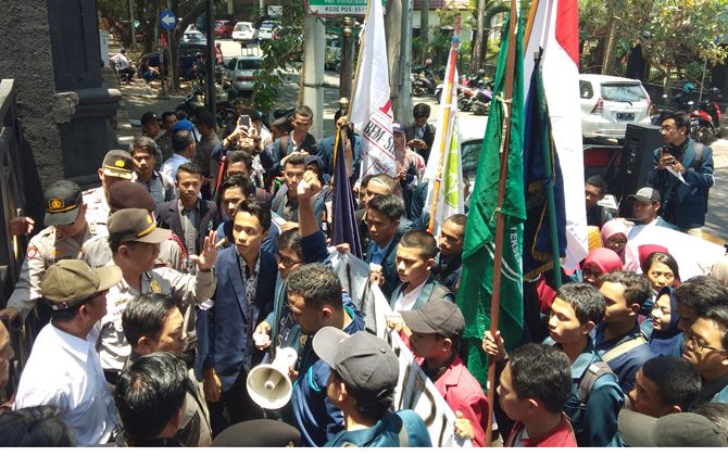 Puluhan mahasiswa yang tergabung dalam Aliansi mahasiswa Malang peduli pertanian menggelar aksi demo peringatan Hari Tani Nasional di halaman gedung DPRD Kota Malang, Senin (24/9). - Image