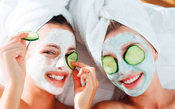 Rutin menggunakan masker wajah seminggu satu kali untuk mengatasi dan merawat kulit. - Image