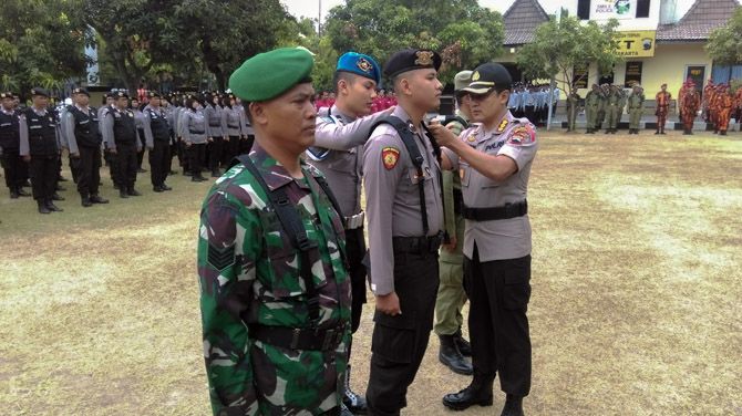 PENGAMANAN PILPRES: Kapolresta Solo, Kombespol Ribut Hari Wibowo menyematkan pin kepada anggota sebagai tanda dimulainya Operasi Mantap Brata Candi 2018, Rabu (19/9). - Image
