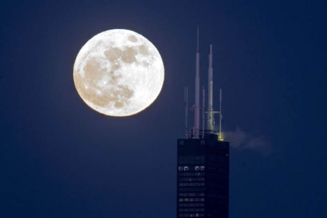 Ilustrasi: Cahaya bulan yang sangat terang. - Image