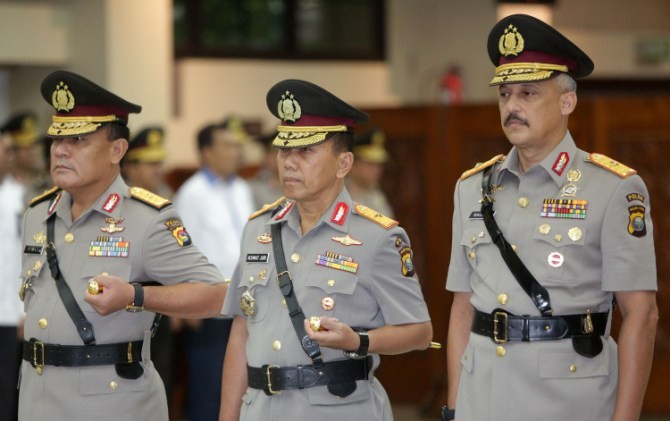 Kapolri Jenderal Pol Tito Karnavian melantik tiga Kapolda di Ruang Rapat Utama Mabes Polri, Jakarta, Kamis (19/4). - Image