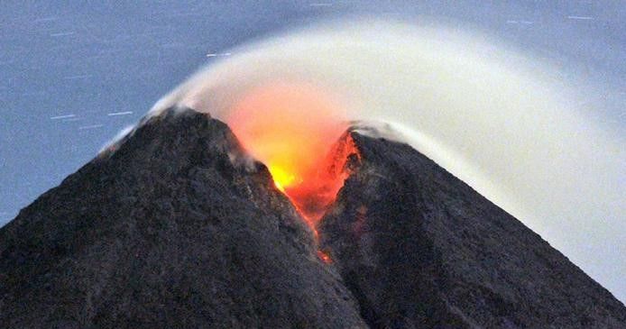 Aktivitas vulkanik Anak Krakatau belum mereda dan kian eskalatif. Ilmuwan memperingatkan lereng barat daya gunung api tersebut bisa longsor - Image