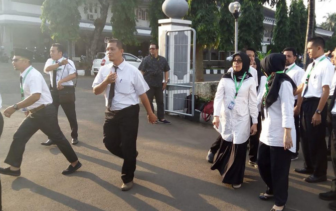 HARUS ON TIME: Para petugas haji mengikuti apel pagi di halaman gedung serba guna, Asrama Haji Pondok Gede, Jakarta, Minggu (27/5) - Image