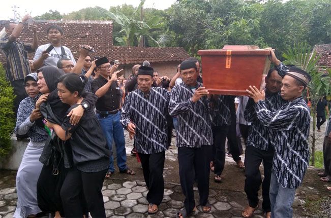 DIMAKAMKAN: Kedatangan jenazah drummer Seventeen, Andi di Bantul, Selasa (25/12). - Image