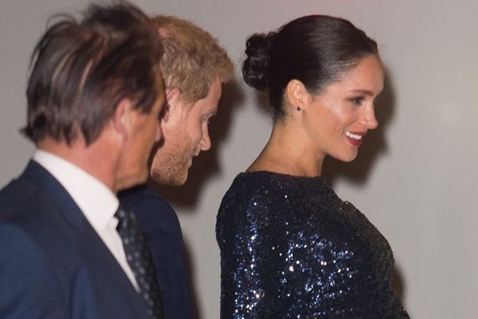 Meghan Markle mengenakan gaun malam seharga USD 5595 atau setara Rp 78 jutaan. - Image