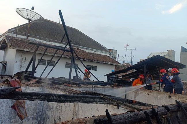 KEBAKARAN: Petugas damkar Kota Malang saat memadamkan kebakaran di sebuah rumah di jalan Suropati. - Image