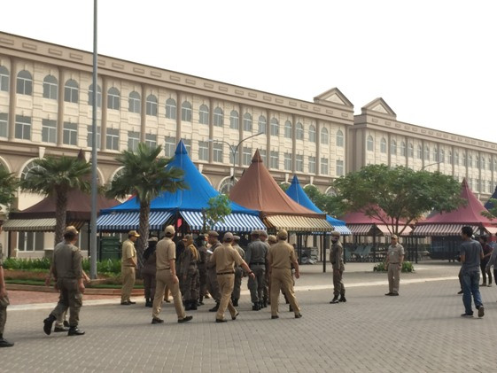 Satpol PP mengeruduk ratusan bangunan yang sudah berdiri di Pulau D Reklamasi Teluk Jakarta. - Image