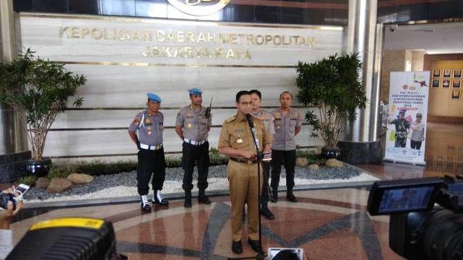 Gubernur DKI Jakarta Anies Baswedan usai mengikuti video conference (vicon) bersama aparat kepolisian dan TNI di Mapolda Metro Jaya, Senin (24/9). - Image
