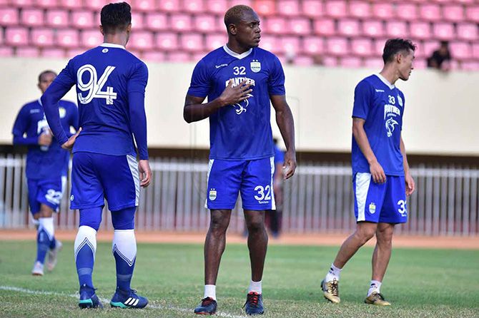 Kepergian Victor Igbonefo bikin Persib punya PR besar. - Image