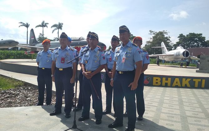 Danlanud Abdulrachman Saleh Marsma TNI Andi Wijaya (memegang tongkat) memaparkan soal Air Force Run 2019. - Image