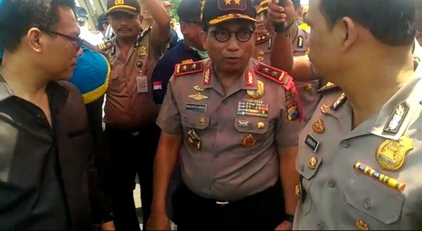 Kapolda Jawa Timur Irjen Pol Machfud Arifin, saat meninjau lokasi ambruknya jembatan Cincin Babat-Widang, Rabu (18/4). - Image