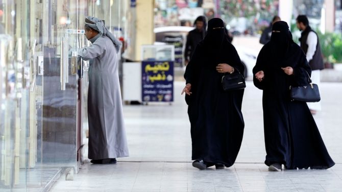 Arab Saudi sekarang memungkinkan perempuan untuk mengemudi, menghadiri pertandingan sepak bola dan mengambil pekerjaan lain yang sebelumnya hanya bisa dilakukan oleh para lelaki - Image