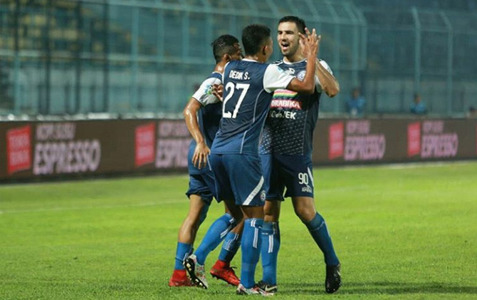 Arema FC melakoni laga tandang rasa kandang melawan Perseru pada pekan ke-13 - Image