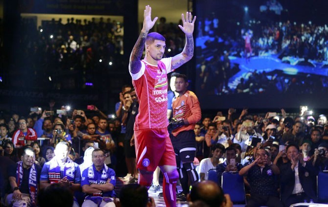 Arthur Cunha memamerkan jersey tandang Arema FC untuk musim 2018. - Image