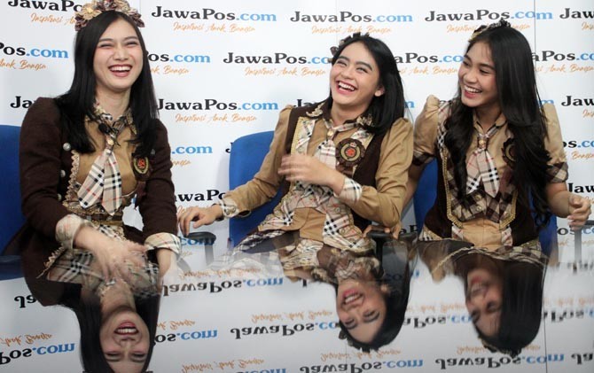 Melody, Ikha dan Acha saat berbagi kenangan bersama di JKT48, di kantor Jawa Pos, Jakarta, Jumat (9/3). - Image