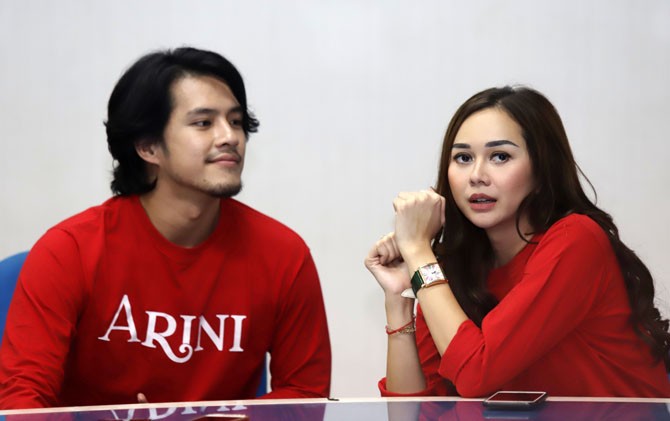 Aura Kasih dan Morgan Oey saat menceritakan mengenai film Arini di kantor Jawa Pos, Jakarta, Senin (19/3). - Image