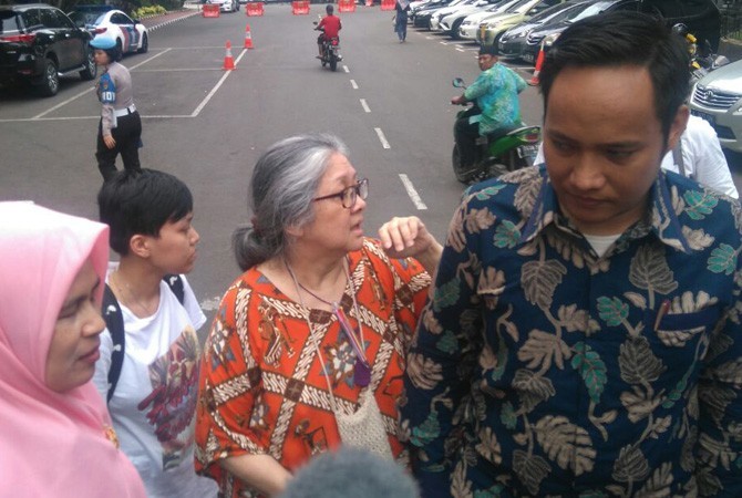CW didampingi pengacaranya Bambang KE saat mendatangi Polda Metro Jaya. - Image