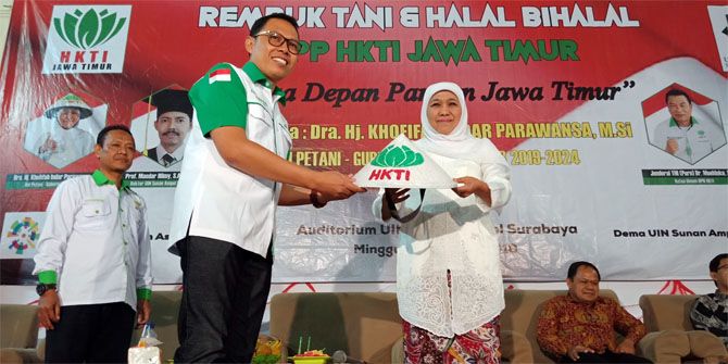 Gubernur Jatim terpilih, Khofifah Indar Parawansa menerima Capil dari ketua DPP HKTI Jatim, Ahmad Nawardi - Image