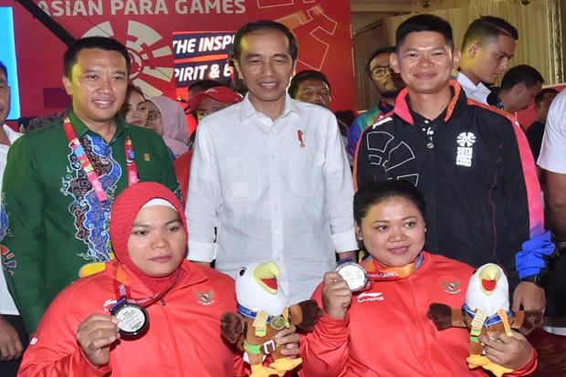 Presiden RI, Joko Widodo bersama Menteri Pemura dan Olahraga (Menpora) Imam Nahrawi dan Ketua INAPGOC, Raja Sapta Oktohari saat melihat langsung perjuangan atlet Indonesia di Asian Para Games 2018 - Image