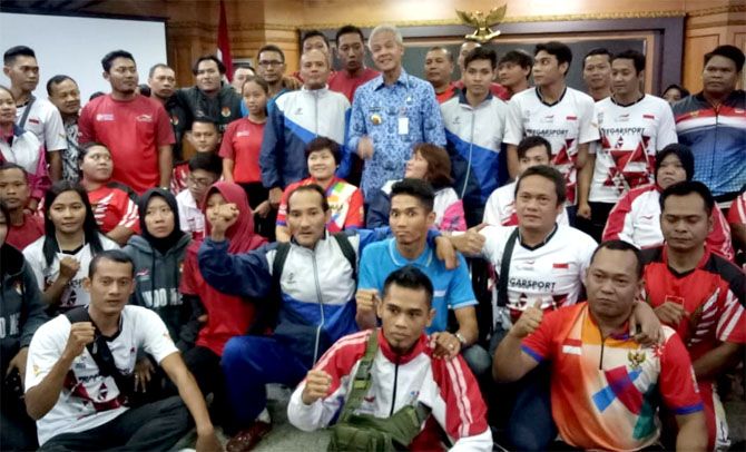 FOTO BARENG: Gubernur Jawa Tengah Ganjar Pranowo saat menerima dan berfoto bersama para delegasi atlet, pelatih, serta pendamping Asian Para Games 2018 di kantor gubernuran, Semarang, Senin (17/9). - Image