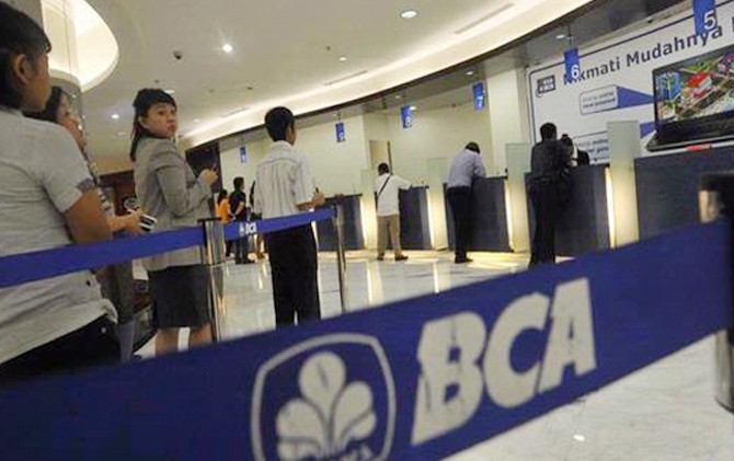 Ilustrasi aktivitas nasabah di Bank BCA. Nasabah perlu waspada karena beredarnya informasi palsu terkait pemblokiran rekening - Image