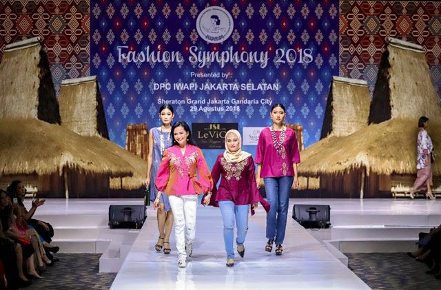 Azuraa angkat kain sulam karawo asli Gorontalo dalam koleksi ready to wear terbarunya. - Image