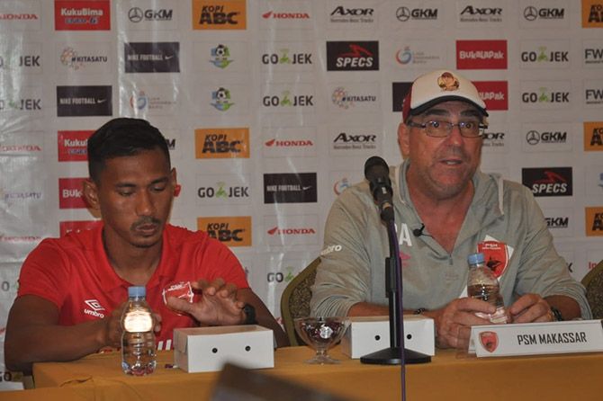 Pelatih kepala Robert Rene Alberts didampingi pemain Zulkifli Syukur saat memberikan keterangan sebelum pertandingan di Makassar, Sabtu (25/11). - Image
