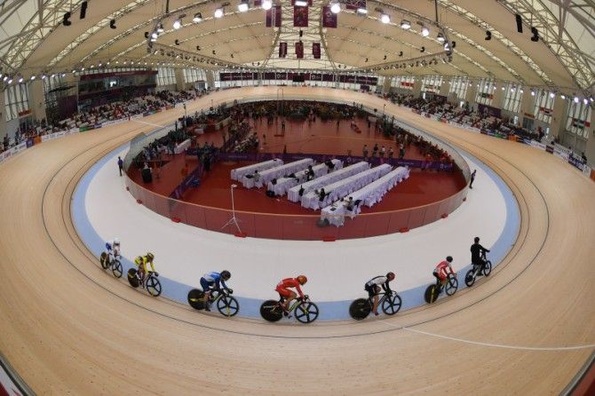 Atlet balap sepeda beradu cepat pada nomor kierin di Velodrome Rawamangun, Jakarta - Image