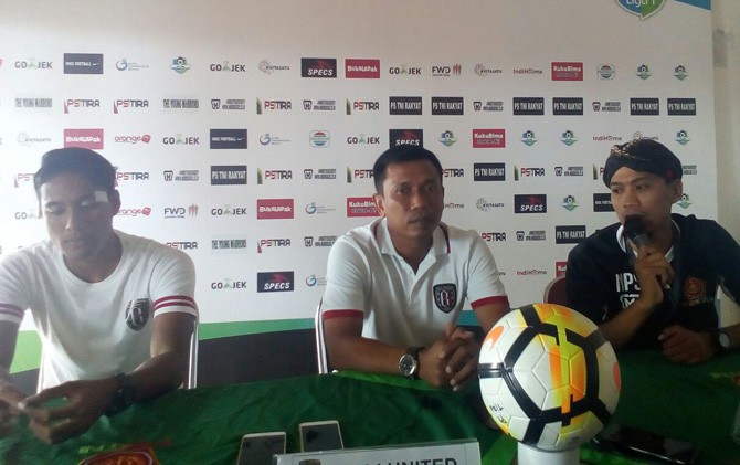 Pelatih Bali United, Widodo C. Putro (tengah) saat jumpa pers di Stadion Sultan Agung, Bantul, Minggu (29/4) - Image