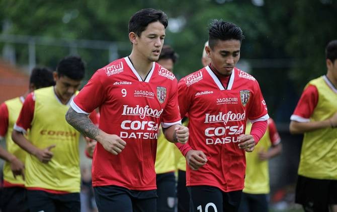 Taufiq (kanan) mendapatkan sanksi berupa larangan bermain sebanyak empat kali dan denda Rp50 juta. - Image