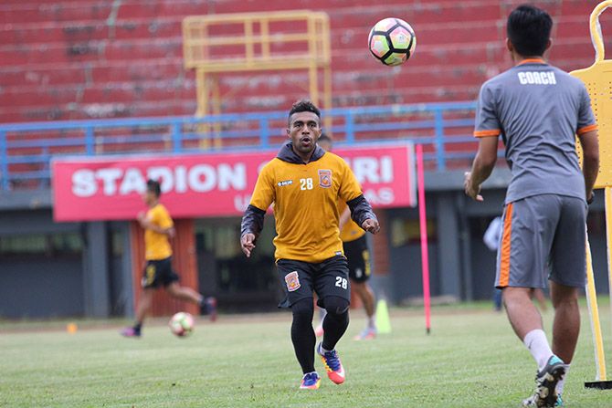 Terens Puhiri berusaha menjaga kondisinya agar bisa bersaing dengan pemain Borneo FC lainnya musim depan. - Image