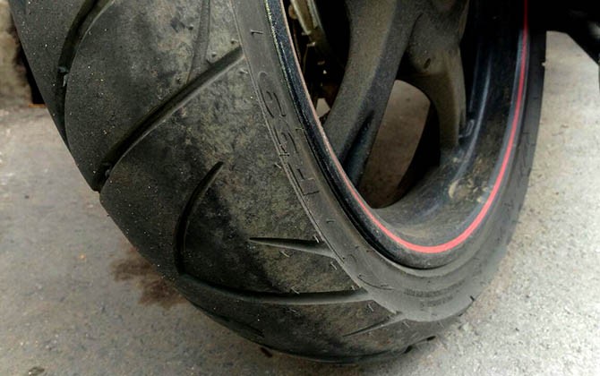 Ban seharusnya diisi nitrogen. Tekanannya 28 psi - 32 psi untuk ban depan. 34 psi - 38 psi untuk ban belakang - Image