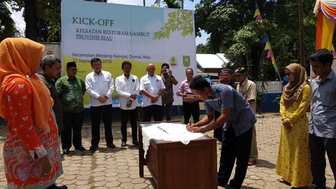Kelompok masyarakat menandatangani nota kesepahaman bersama dengan BRG RI untuk kerjasama dalam restorasi gambut di Kecamatan Medang Kampai, Kota Dumai, Riau, Kamis (20/9). - Image