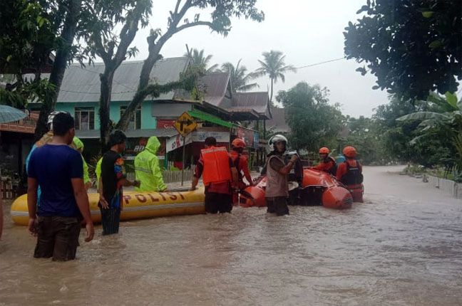 Kondisi Kecamatan Balusu, Barru yang terendam banjir, Jumat (28/12). - Image