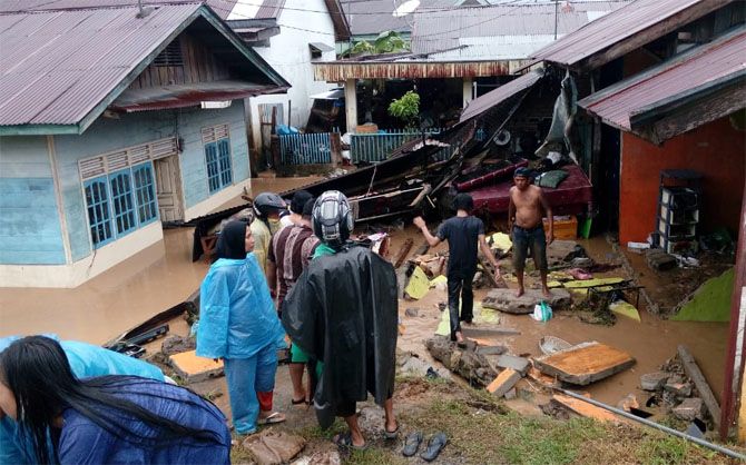 BANJIR PADANG: Luapan air Banda Bakali Kota Padang merusak hingga merobohkan dinding rumah warga di Kelurahan Alai Parak Kopi, Kecamatan Padang Utara, Jumat (2/11). - Image