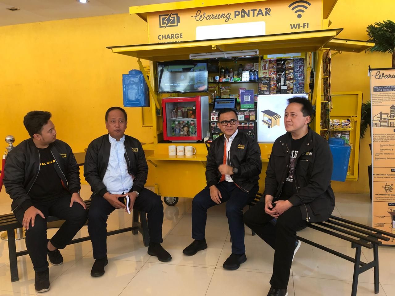 Bupati Banyuwangi Abdullah Azwar Anas di Warung Pintar yang digandeng untuk membesarkan usaha mikro Banyuwangi - Image