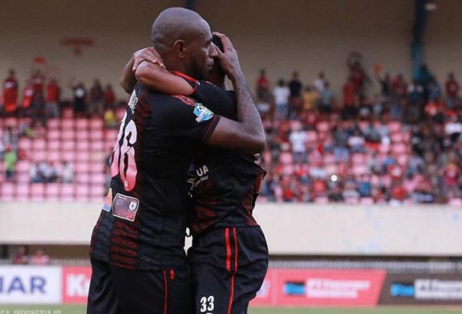 Boaz Solossa dan kawan-kawan baru meraih satu kemenangan di bawah penanganan Amilton Silva. - Image
