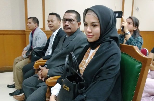 Nikita Mirzani didampingi kuasa hukumnya saat menghadiri sidang isbat di Pengadilan Agama Jakarta Selatan, Rabu (1/8). - Image